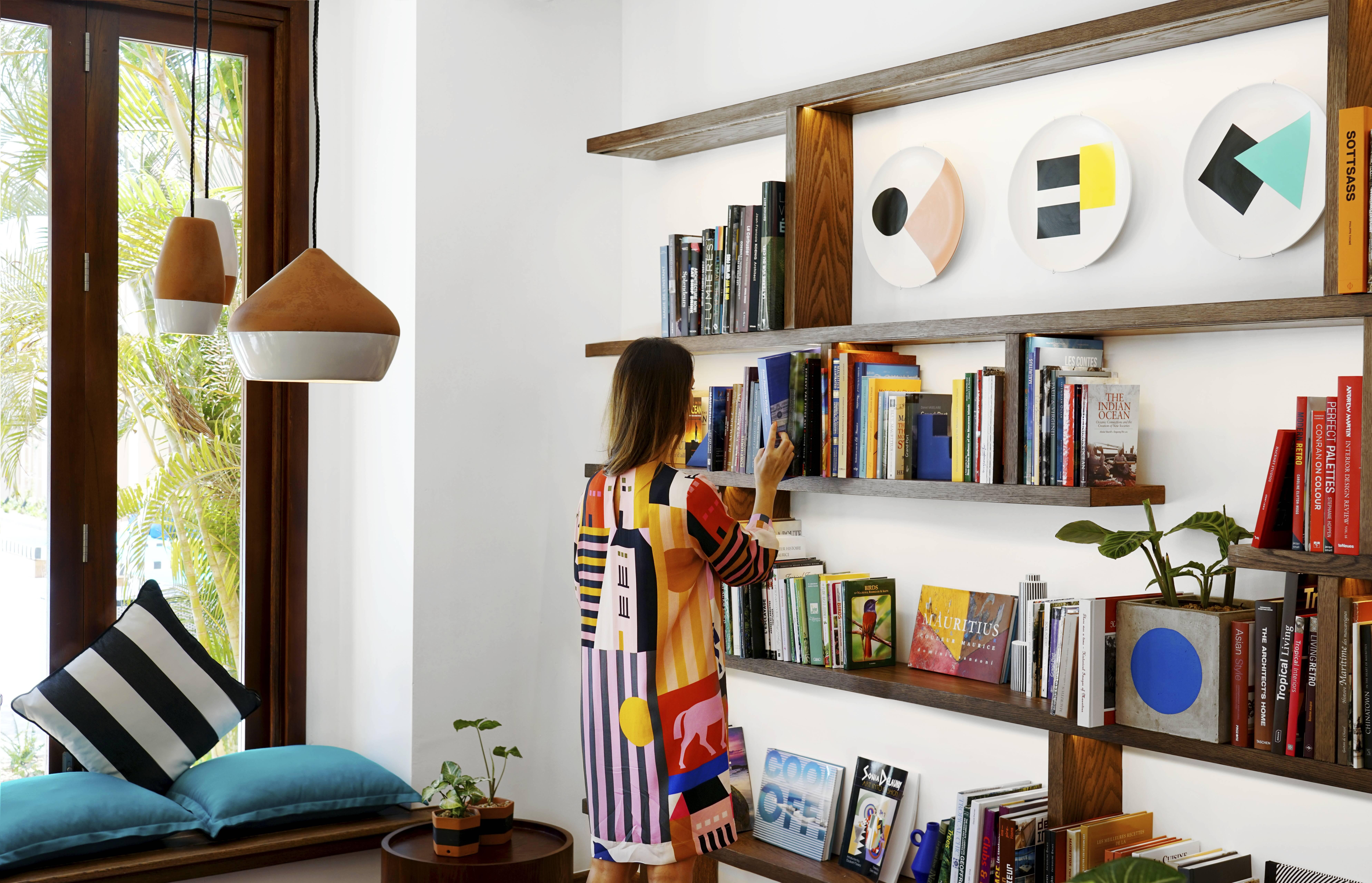 Salt Of Palmar, An Adult-Only Boutique Hotel Belle Mare Εξωτερικό φωτογραφία A woman browsing a bookshelf
