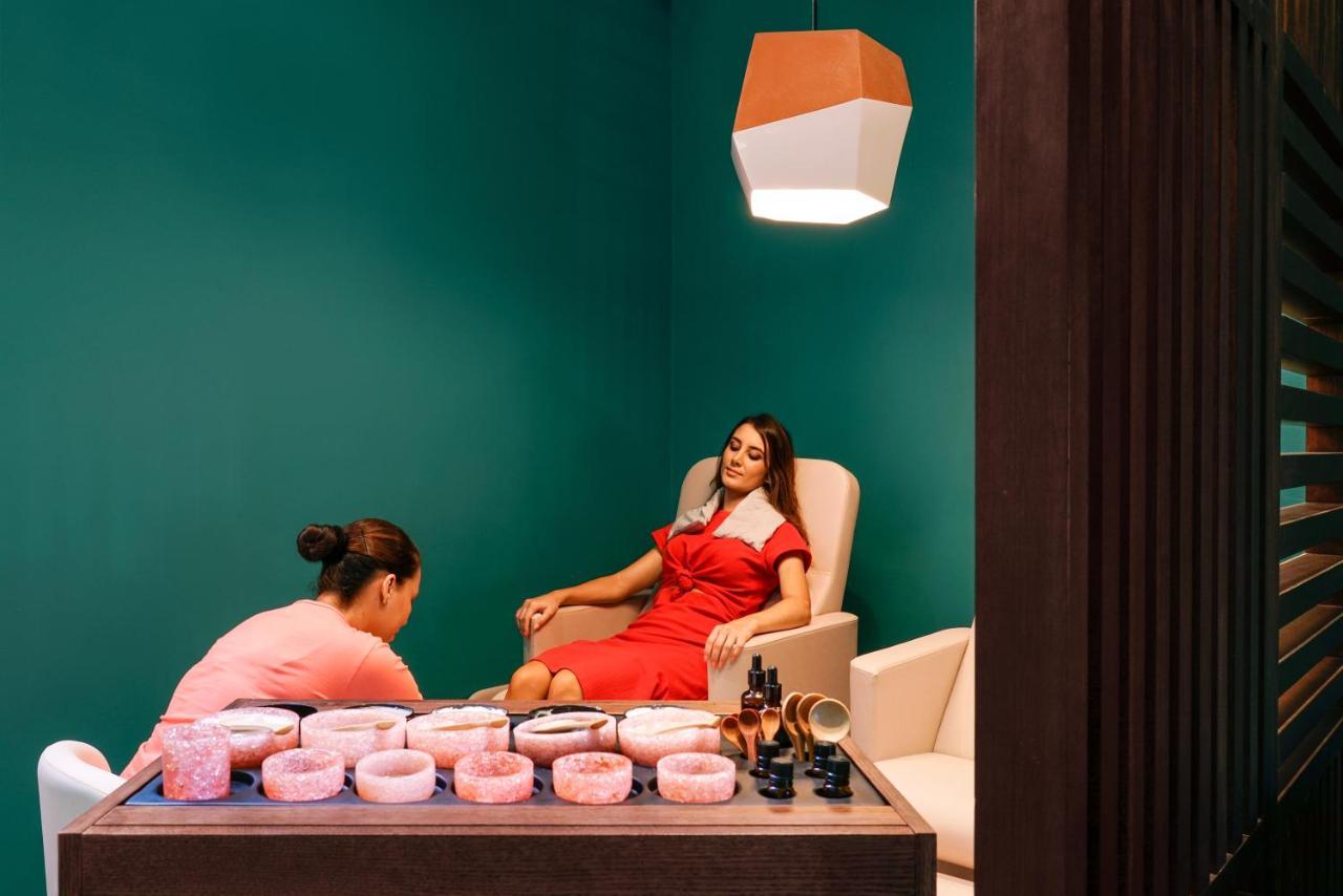 Salt Of Palmar, An Adult-Only Boutique Hotel Belle Mare Εξωτερικό φωτογραφία A woman receiving a foot massage